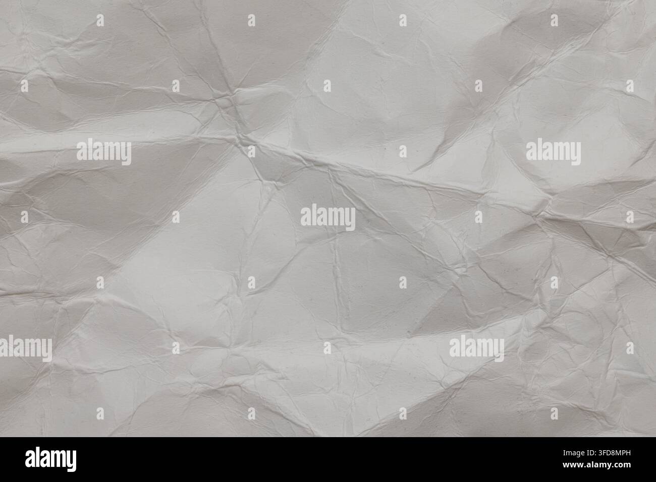 Papier blanc froissé montrant une texture ridée et des plis profonds Banque D'Images