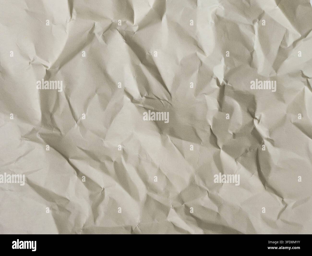 Texture de papier blanc froissé créant un motif abstrait avec des plis et des rides Banque D'Images