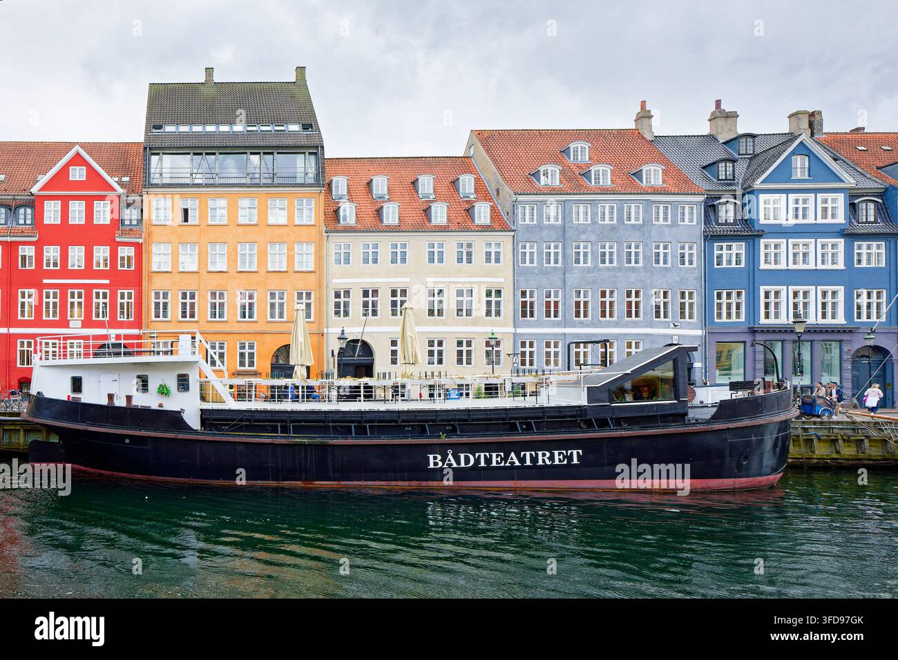 Bådteatret Théâtre sur bateau sur le canal Nyhavn, Copenhague Banque D'Images