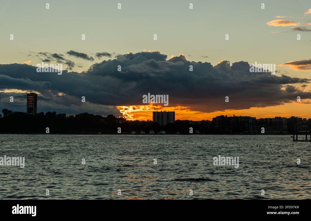 Beau coucher de soleil sur la rivière Hudson avec Hoboken en arrière-plan, vu depuis Manhattan, New York City Banque D'Images