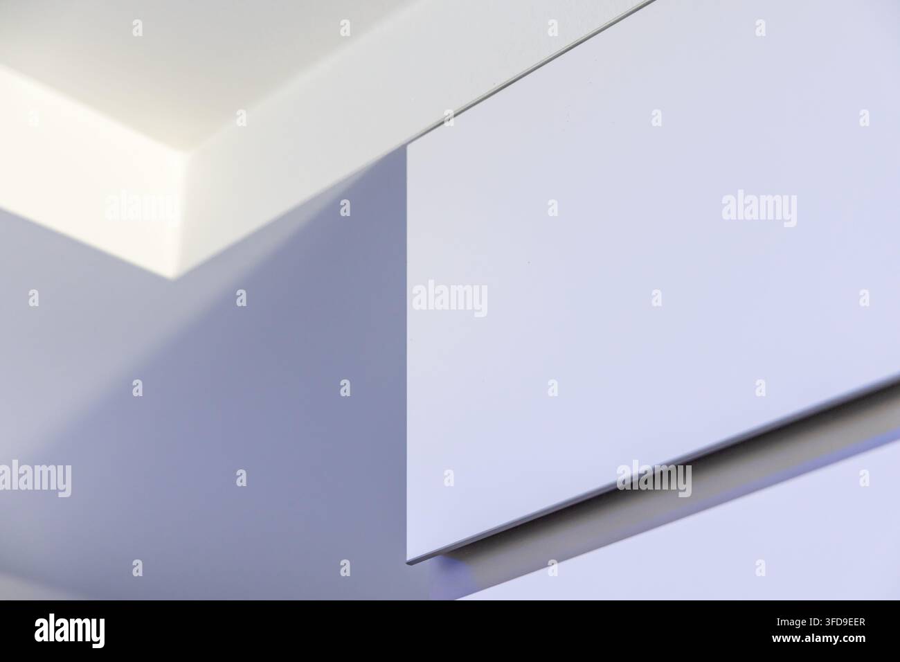 Composition abstraite présentant des formes géométriques et des dégradés subtils de lumière et d'ombre, évoquant un sentiment de calme et d'ordre Banque D'Images