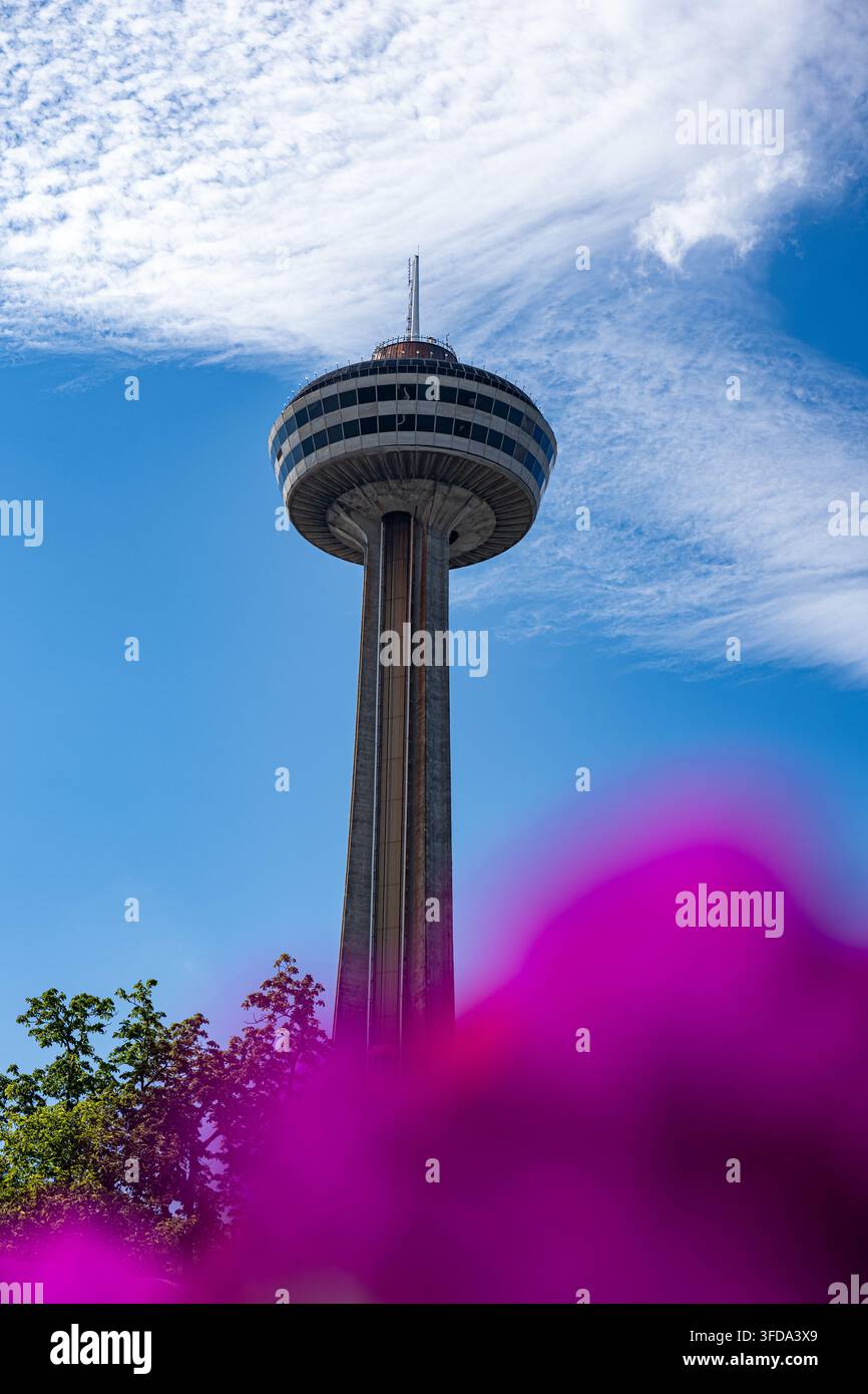 Vue de la tour Skylon à Niagara Falls. Niagara Falls, Canada - 30 juillet 2026. Banque D'Images