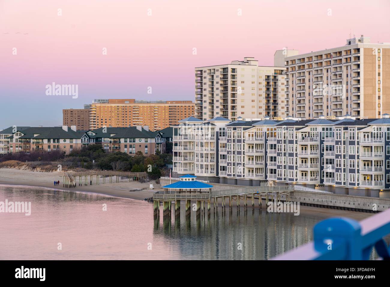 Appartements et condos sur la baie de Chesapeake à Virginia Beach pendant le coucher du soleil Banque D'Images