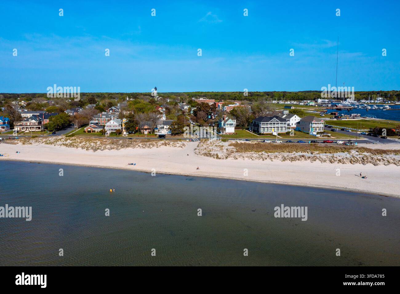Vue aérienne des maisons de plage à Cape Charles en Virginie vues depuis la baie de Chesapeake Banque D'Images