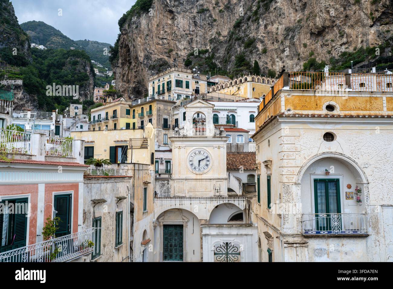 Maisons et un clocher dans la ville d'Atrani sur la côte amalfitaine en Italie Banque D'Images
