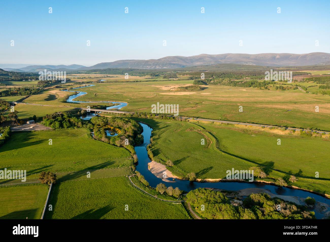 Vue aérienne de la campagne écossaise et de la rivière Spey près de Kingussie Banque D'Images