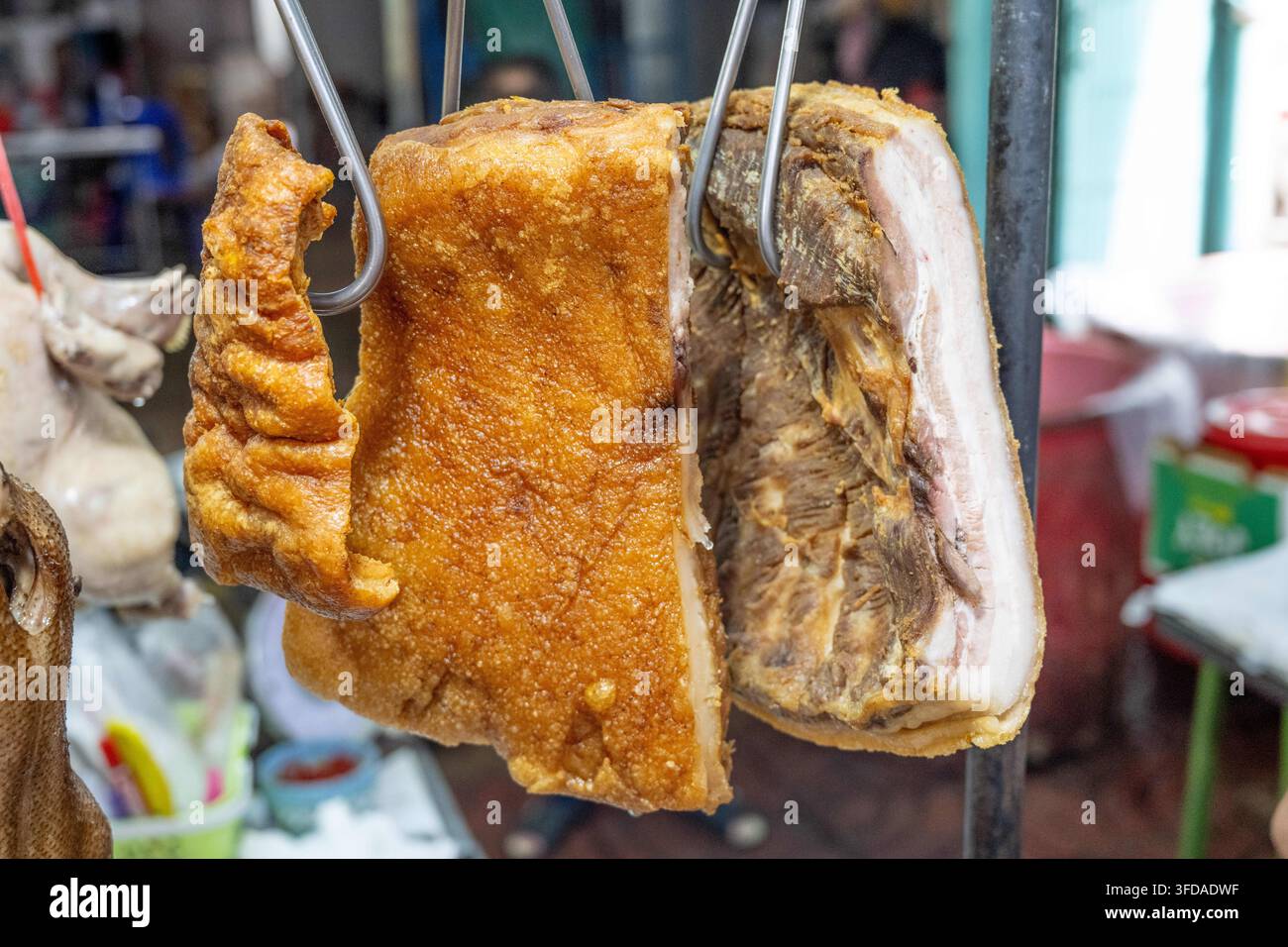 24 août 2026, Bangkok, Thaïlande : Détail d’un ventre de porc croustillant connu sous le nom de Mu Krob en thaïlandais, une croûte dorée et crépitante sur le dessus avec des couches de viande tendre et une couche de graisse en dessous, suspendue à un crochet de boucher à Chinatown. (Crédit image : © John Wreford/SOPA Images via ZUMA Press Wire) USAGE ÉDITORIAL UNIQUEMENT ! Pas pour USAGE COMMERCIAL ! Banque D'Images