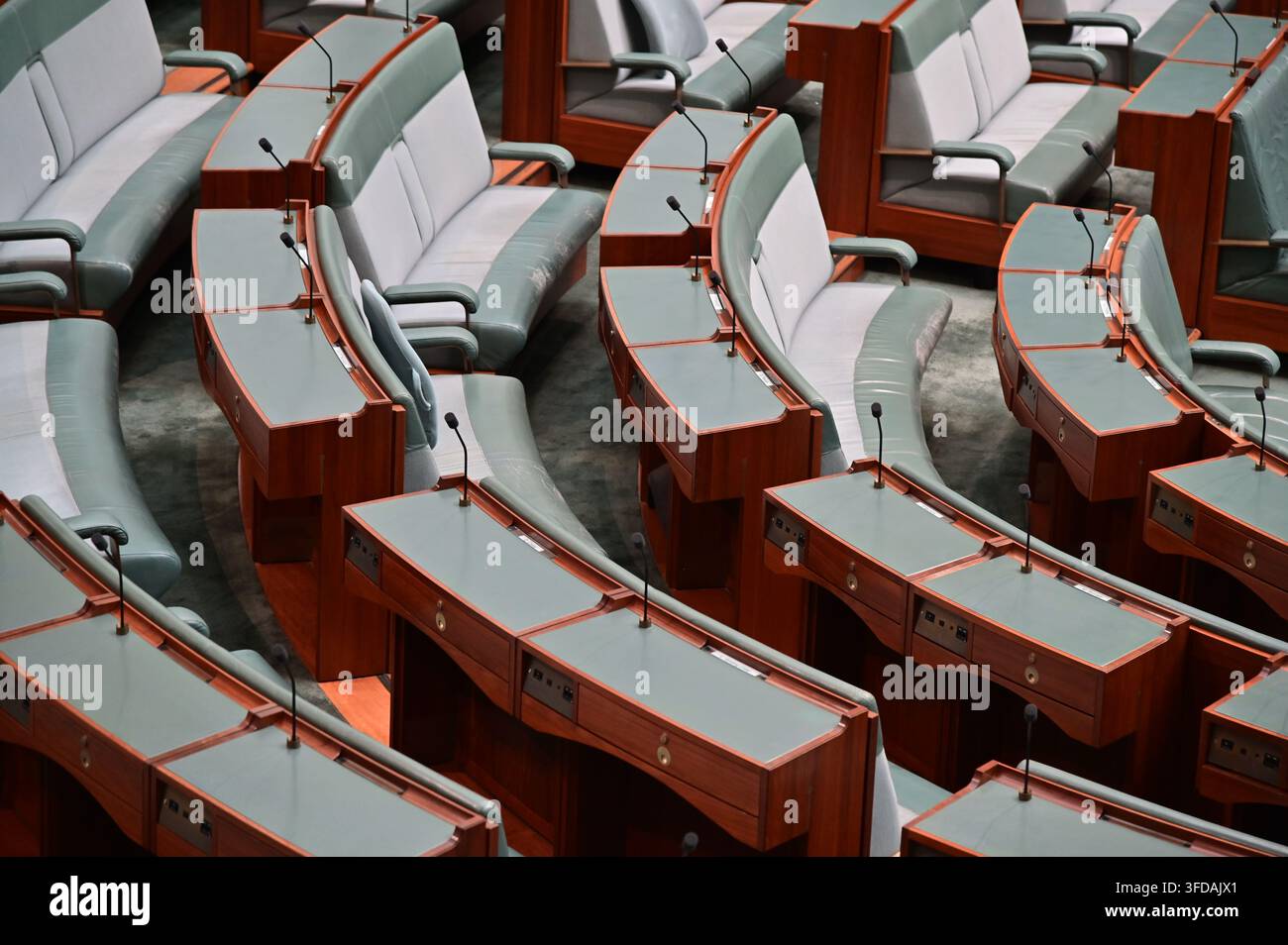CANBERRA, ACT - 16 MARS 2023 : Sièges vides à la Chambre des représentants à l'intérieur du Parlement australien. Il est composé de 151 membres. Chaque membre r Banque D'Images