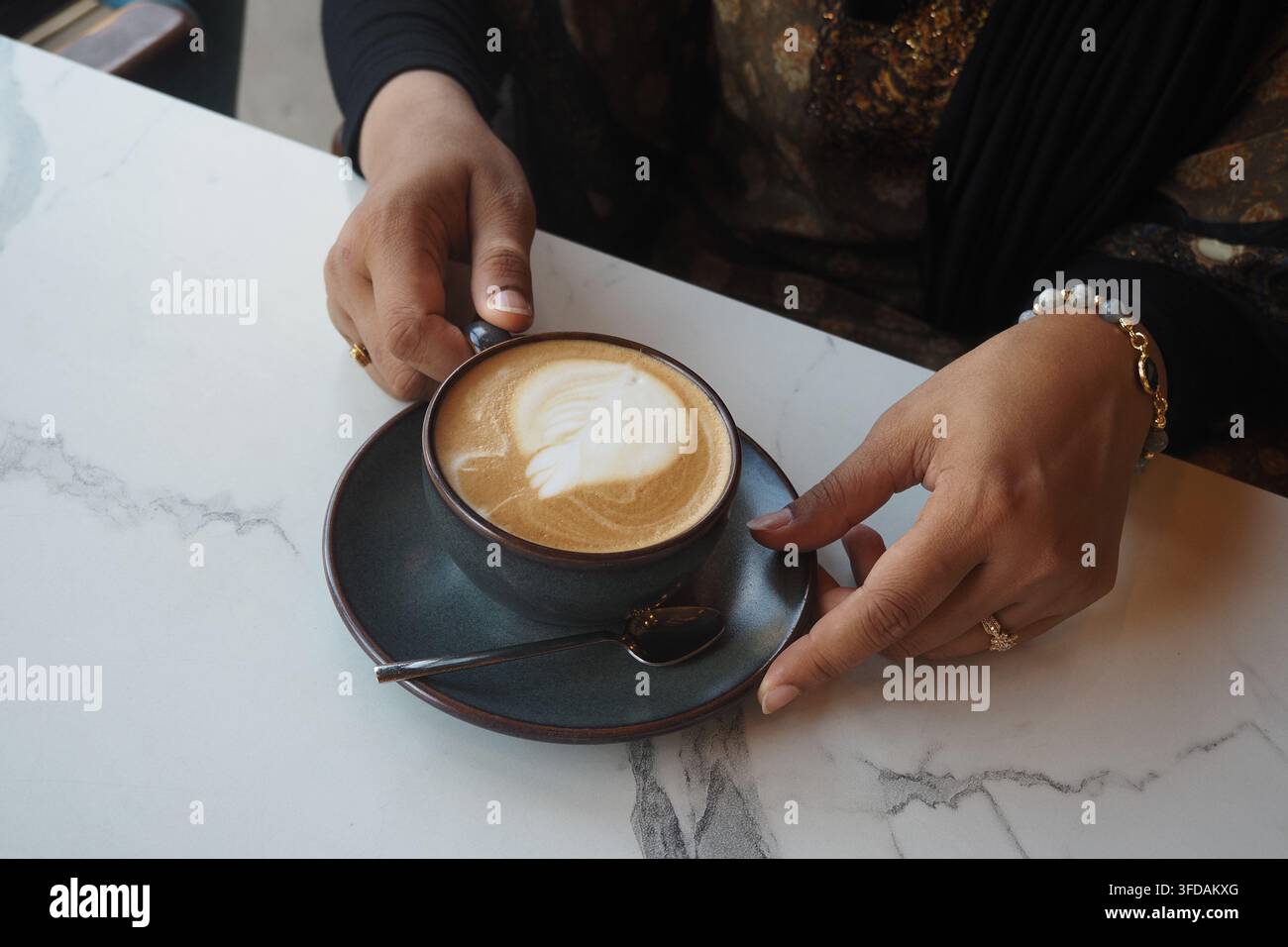 Savourant un café dans un café un après-midi de week-end Banque D'Images