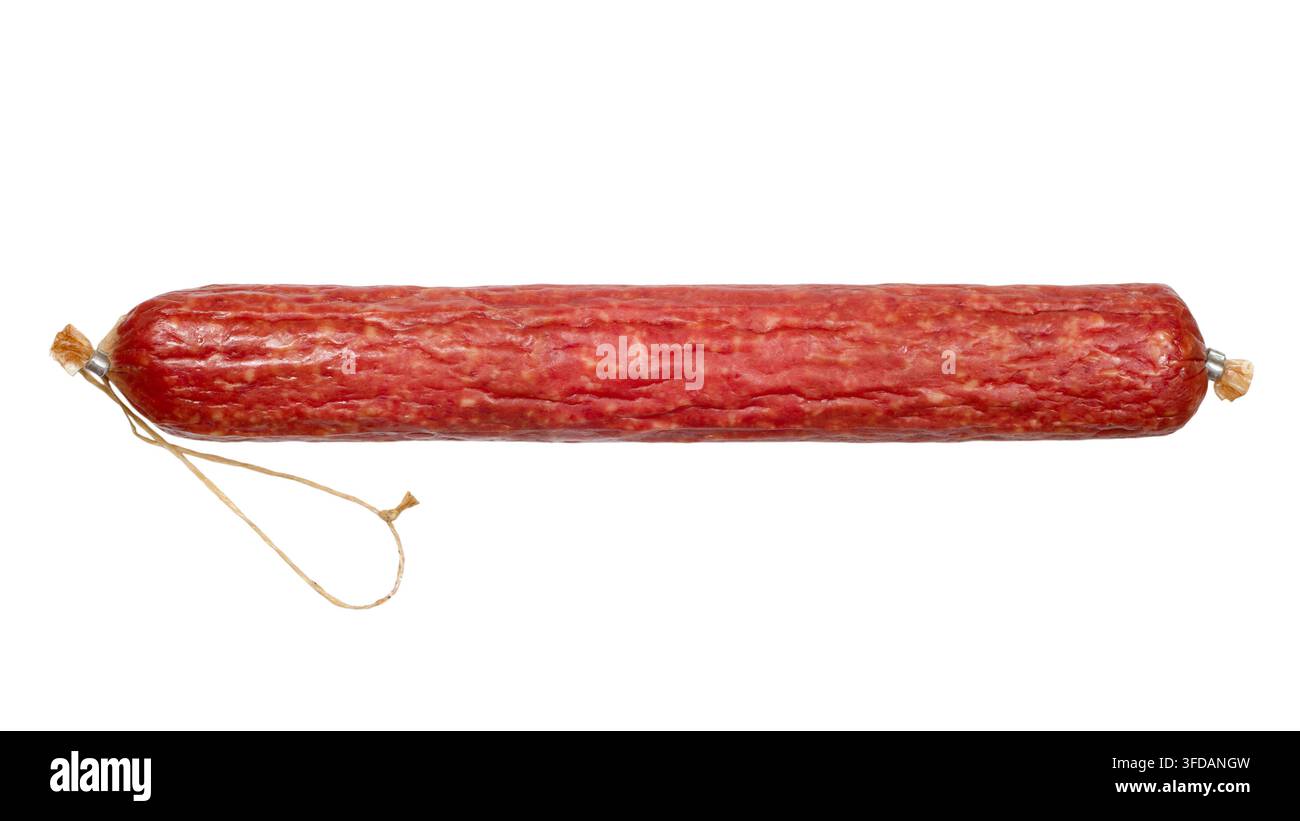 Saucisse de salami fumée isolée sur fond blanc. Gros plan d'une saucisse entière. Banque D'Images