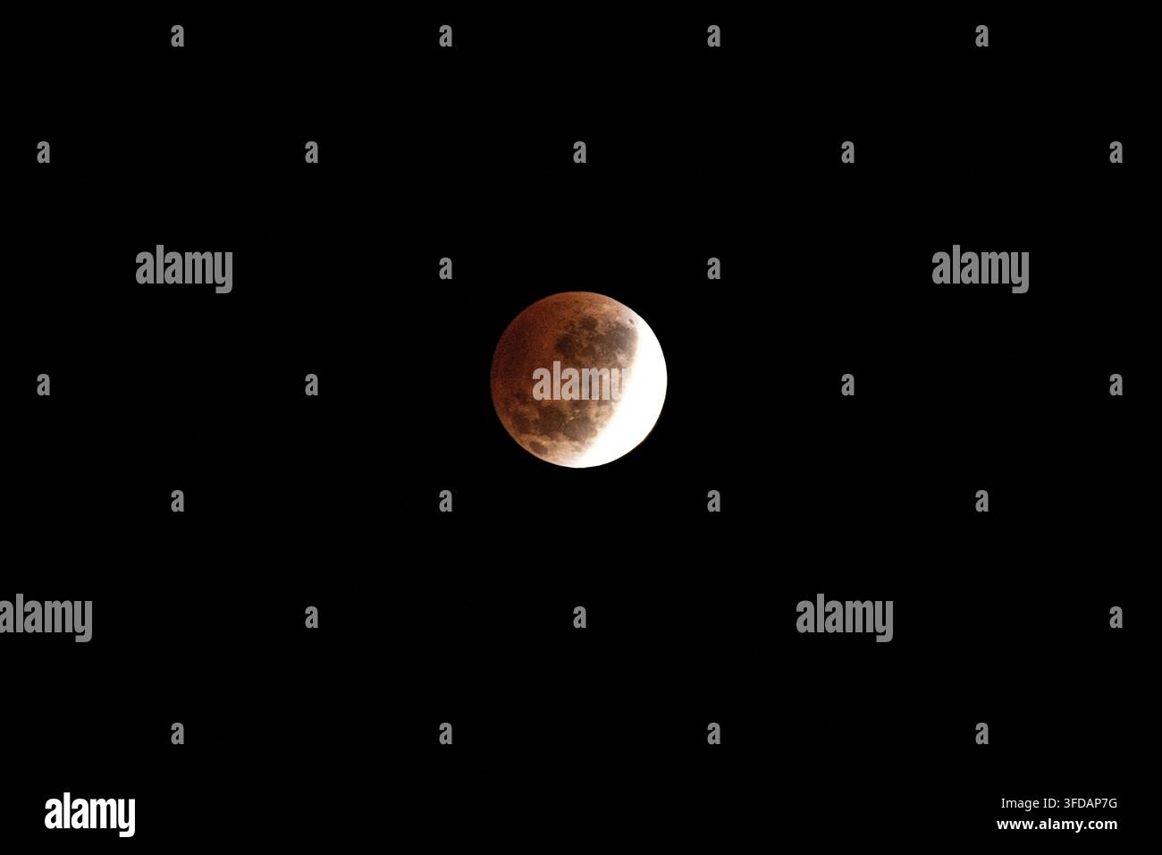 Éclipse totale de la Lune et Lune de sang contre un ciel nocturne noir Banque D'Images