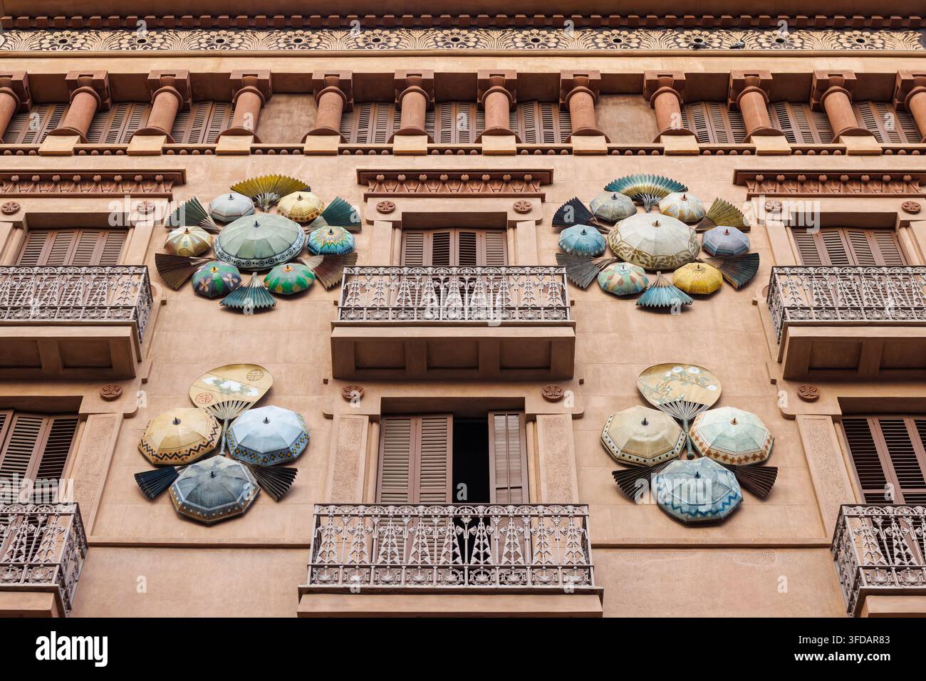 la façade éclectique de la Casa Bruno Cuadros, également connue sous le nom de la Maison des Parapluies, sur La Rambla à Barcelone, en Espagne. Banque D'Images