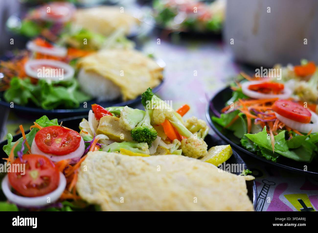 Un taco végétarien avec de la salade et des légumes frais dans l'assiette Banque D'Images