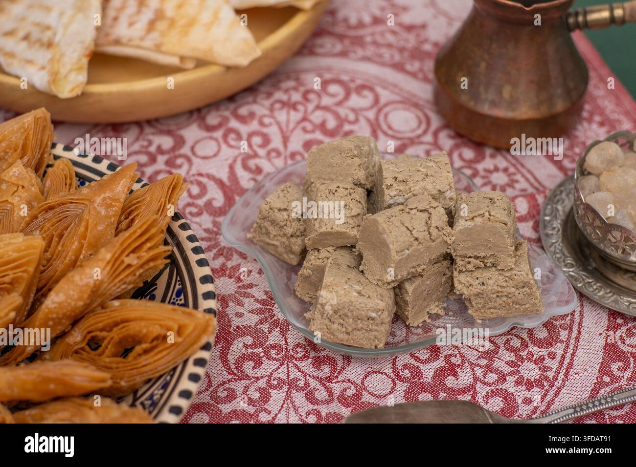 Halva de graines de tournesol. Bonbons orientaux. Gros plan sur la nourriture Banque D'Images