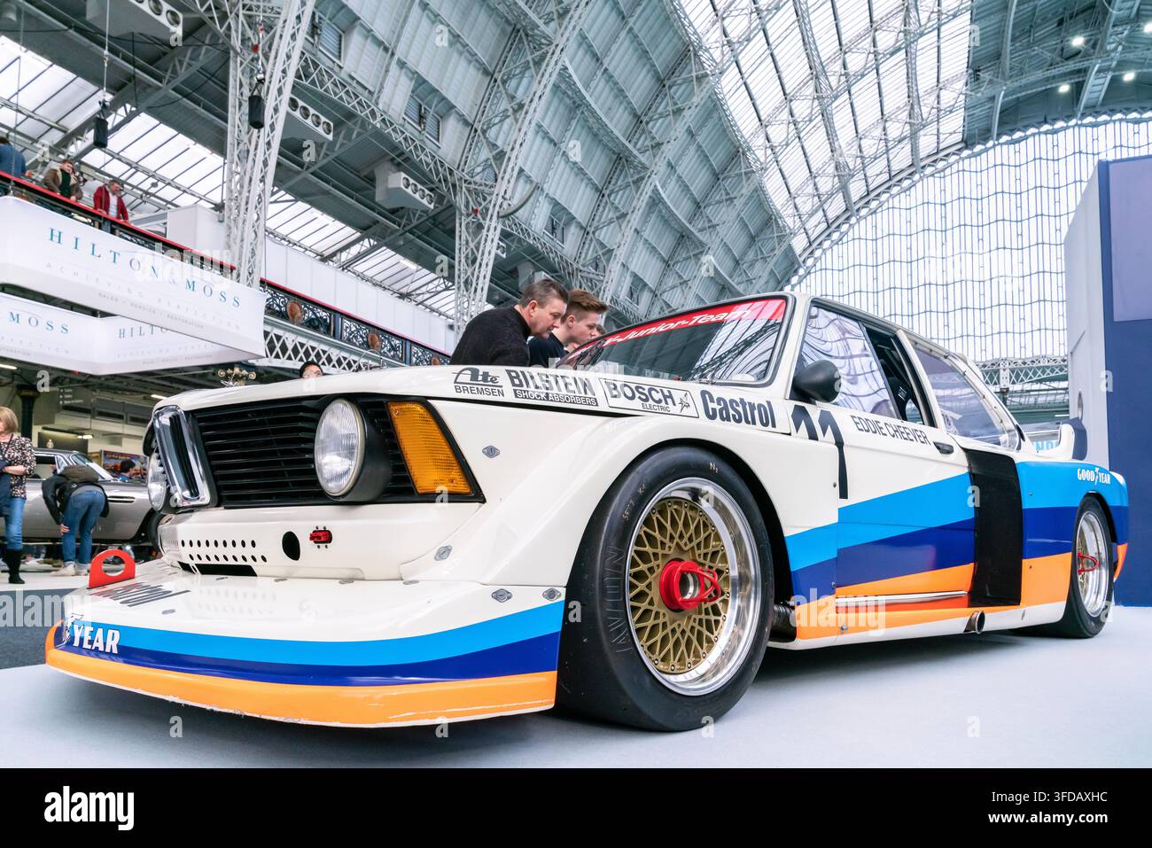 Londres, Royaume-Uni - 22 février 2020 : Voiture de course BMW 320 Groupe 5 E21 associée à l'équipe BMW Junior de 1977 exposée lors d'un salon de voitures classiques à Londres. Banque D'Images