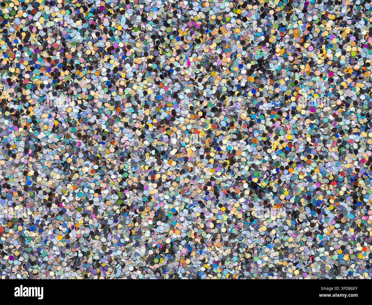 Arrière-plan de confettis étincelants avec paillettes arc-en-ciel fantaisie pour une carte d'invitation à une fête d'anniversaire heureuse. Banque D'Images