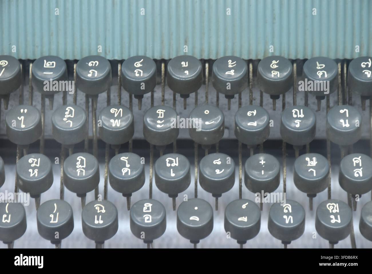 machine à écrire manuelle avec fond et texture de clavier QWERTY en lettres thaïlandaises Banque D'Images