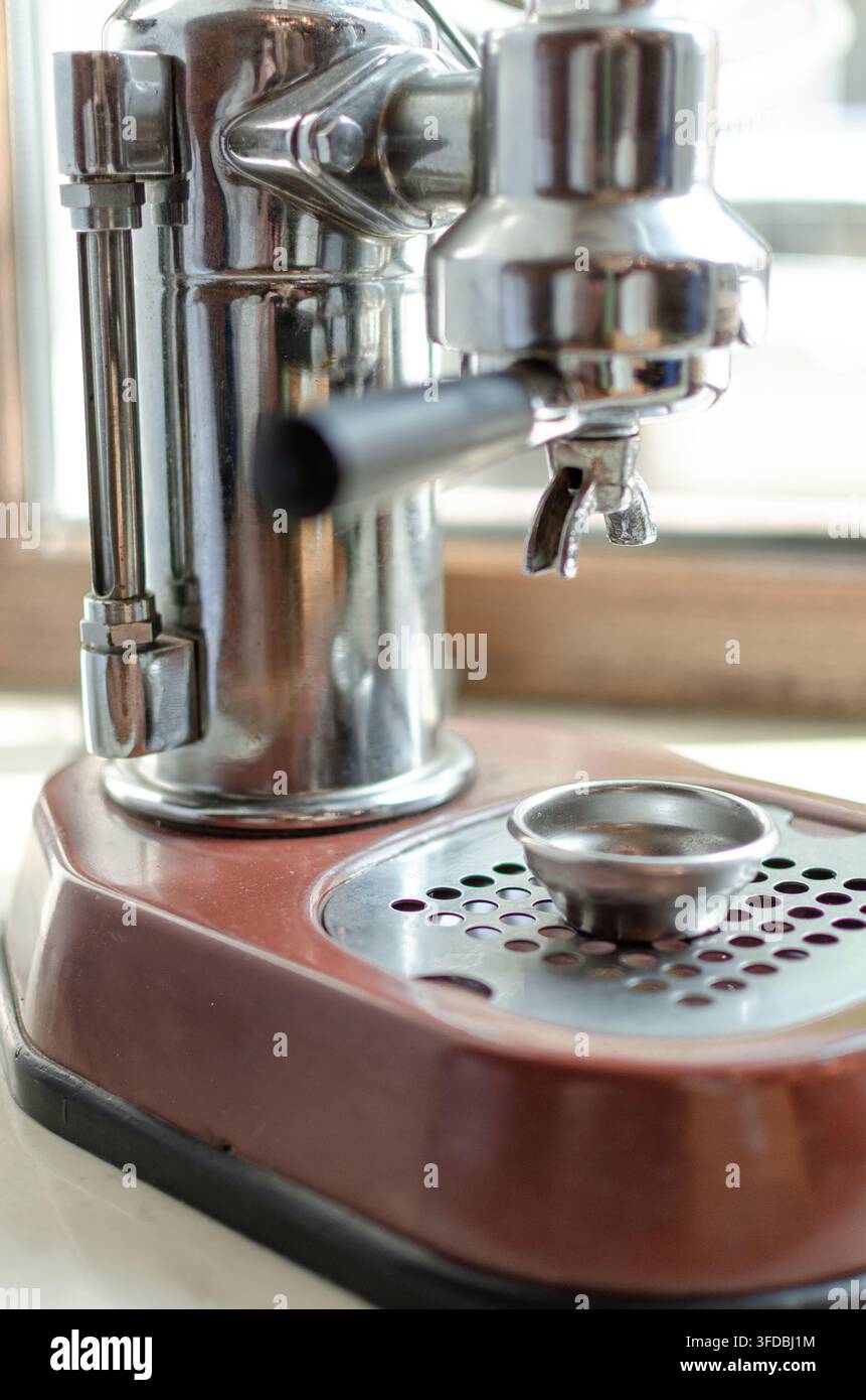 Gros plan d'une machine à expresso professionnelle dans un café Banque D'Images