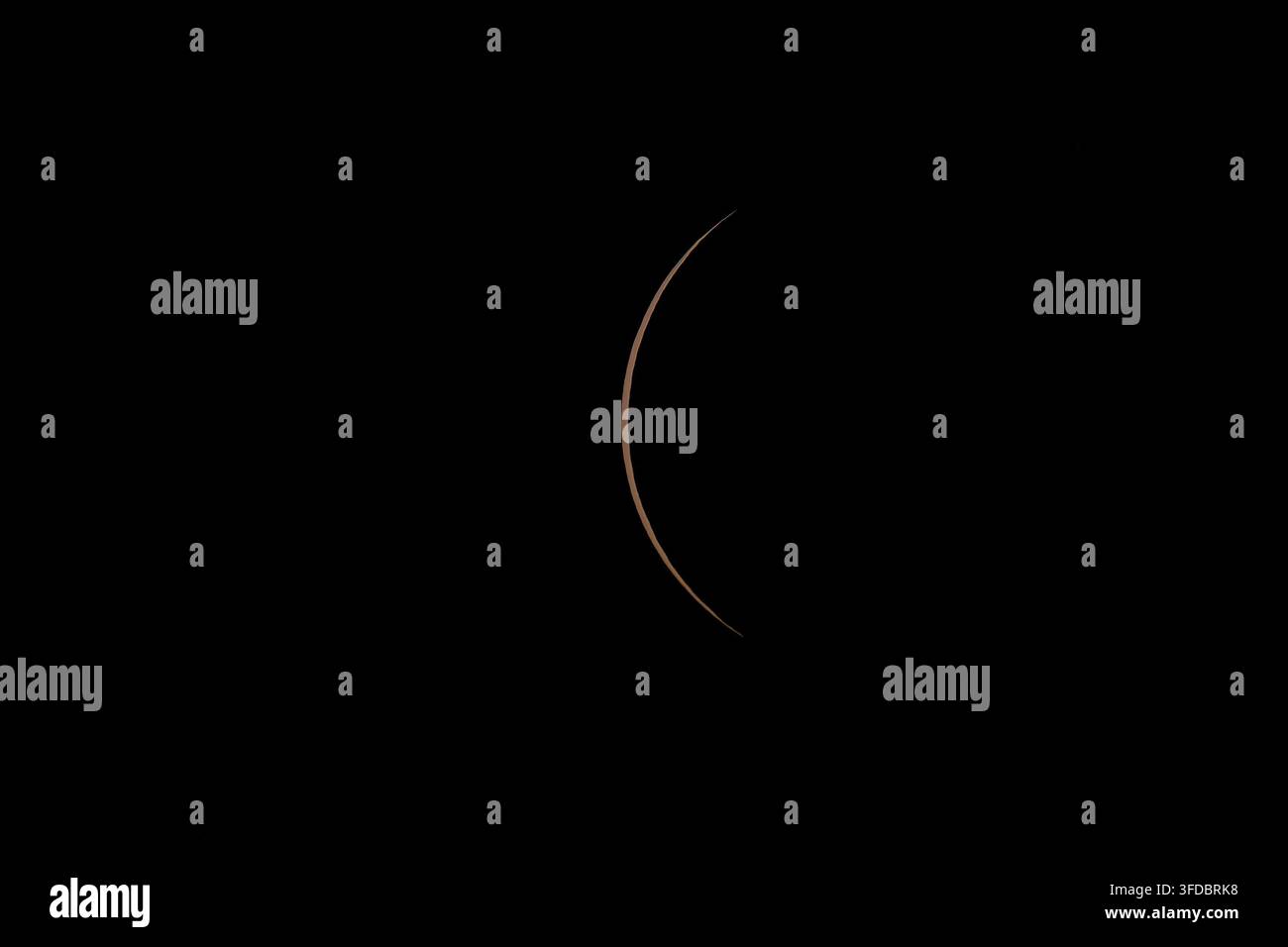 Éclipse solaire totale le 12 août 2026, fine croissant solaire juste avant la totalité isolé sur ciel noir - Espagne totalité. Banque D'Images