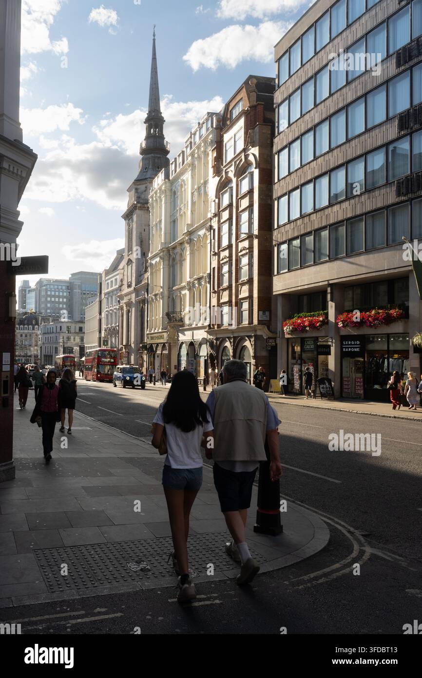 Les piétons se promènent le long de Ludgate Hill à Londres par une journée ensoleillée Banque D'Images