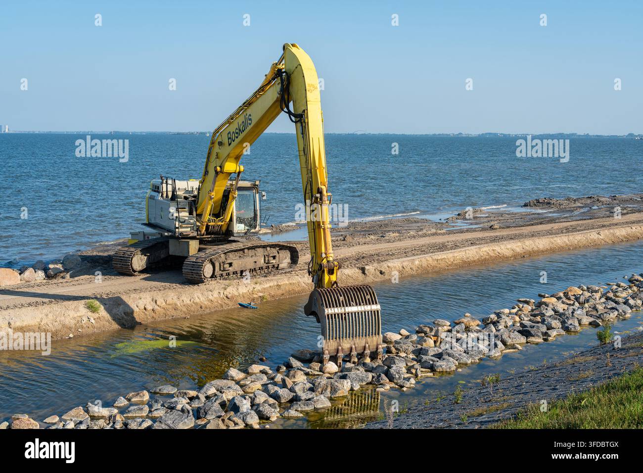 Uitdam, Pays-Bas, 11 août 2025, Travaux de renforcement de digue le long du rivage de l'IJmeer Banque D'Images