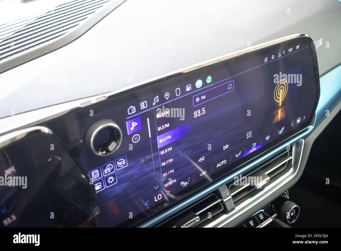 Écran multimédia de véhicule Chevrolet avec système de divertissement et radio numérique. Banque D'Images