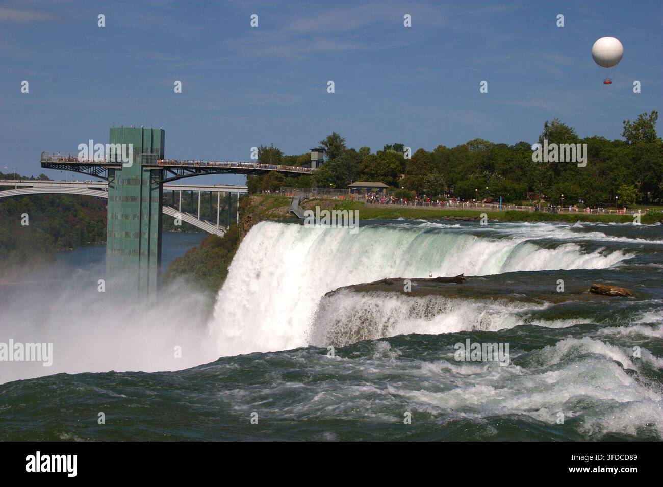 Vue panoramique des chutes American Falls, de la tour d'observation et du ballon captif. Banque D'Images