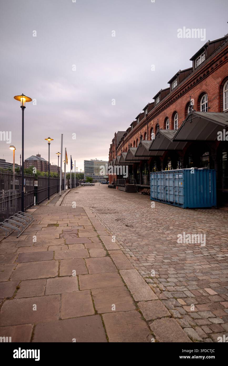La signalisation de la Hamburg Port Authority marque la façade d'un bâtiment historique en briques rouges dans le quartier de la Speicherstadt. Banque D'Images