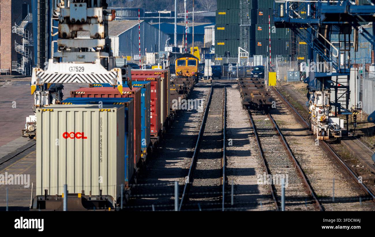 Terminus ferroviaire du port de conteneurs de Felixstowe. Les conteneurs d'expédition sont transférés vers et depuis les trains pour l'expédition ultérieure au port de Felixstowe, Royaume-Uni. Banque D'Images