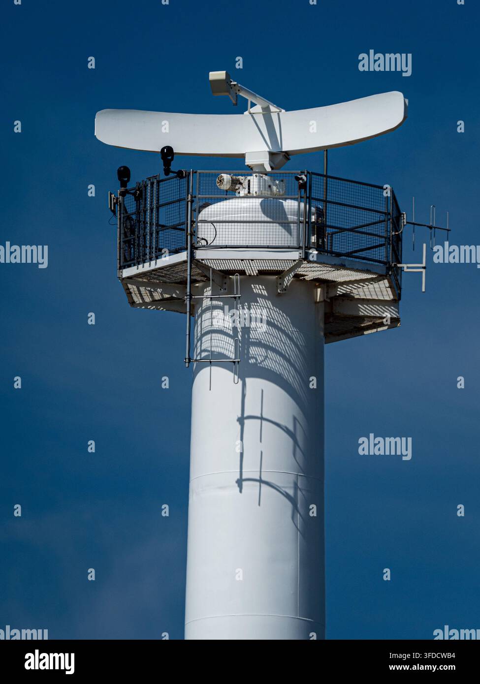 Marine radar UK - le radar marin à l'entrée du port de Felixstowe dans le Suffolk, Royaume-Uni. Felixstowe est le port principal d'expédition de conteneurs du Royaume-Uni Banque D'Images