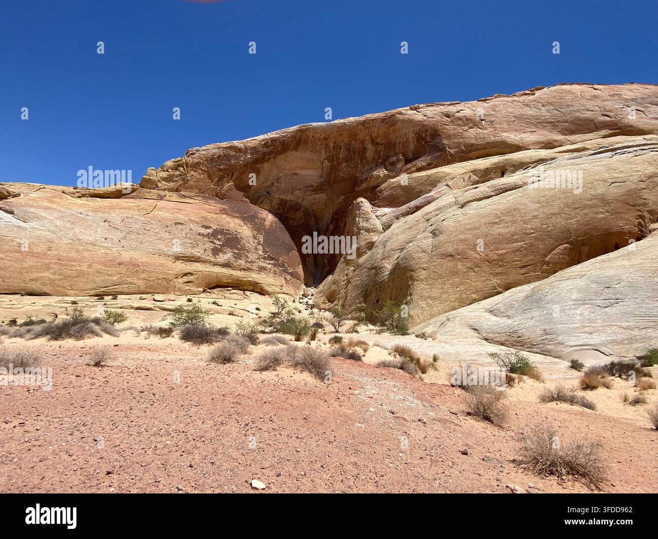 Formations roches en grès rouge et calcaire gris au départ du sentier White Domes dans le Valley of Fire State Park, Overton, Nevada, États-Unis - Image de stock capturée avec un smartphone