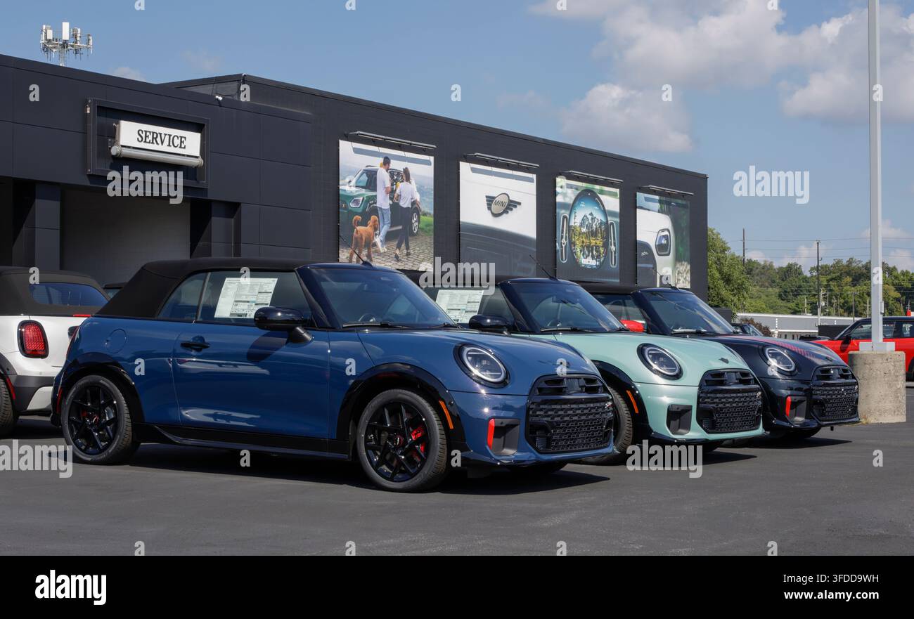 Indianapolis - 27 août 2026 : Exposition de voitures de sport MINI Cooper Convertible. La MINI Cooper Convertible est une voiture compacte à deux portes et toit souple élégante. MY Banque D'Images