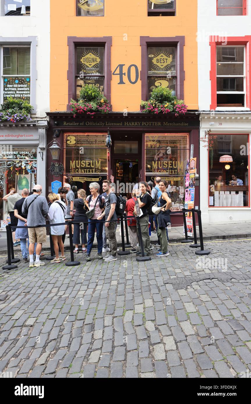 Victoria Street à Édimbourg, réputée être l'inspiration de JK Rowling pour Diagon Alley dans ses livres Harry Potter et un incontournable pour les fans, en Écosse. Banque D'Images