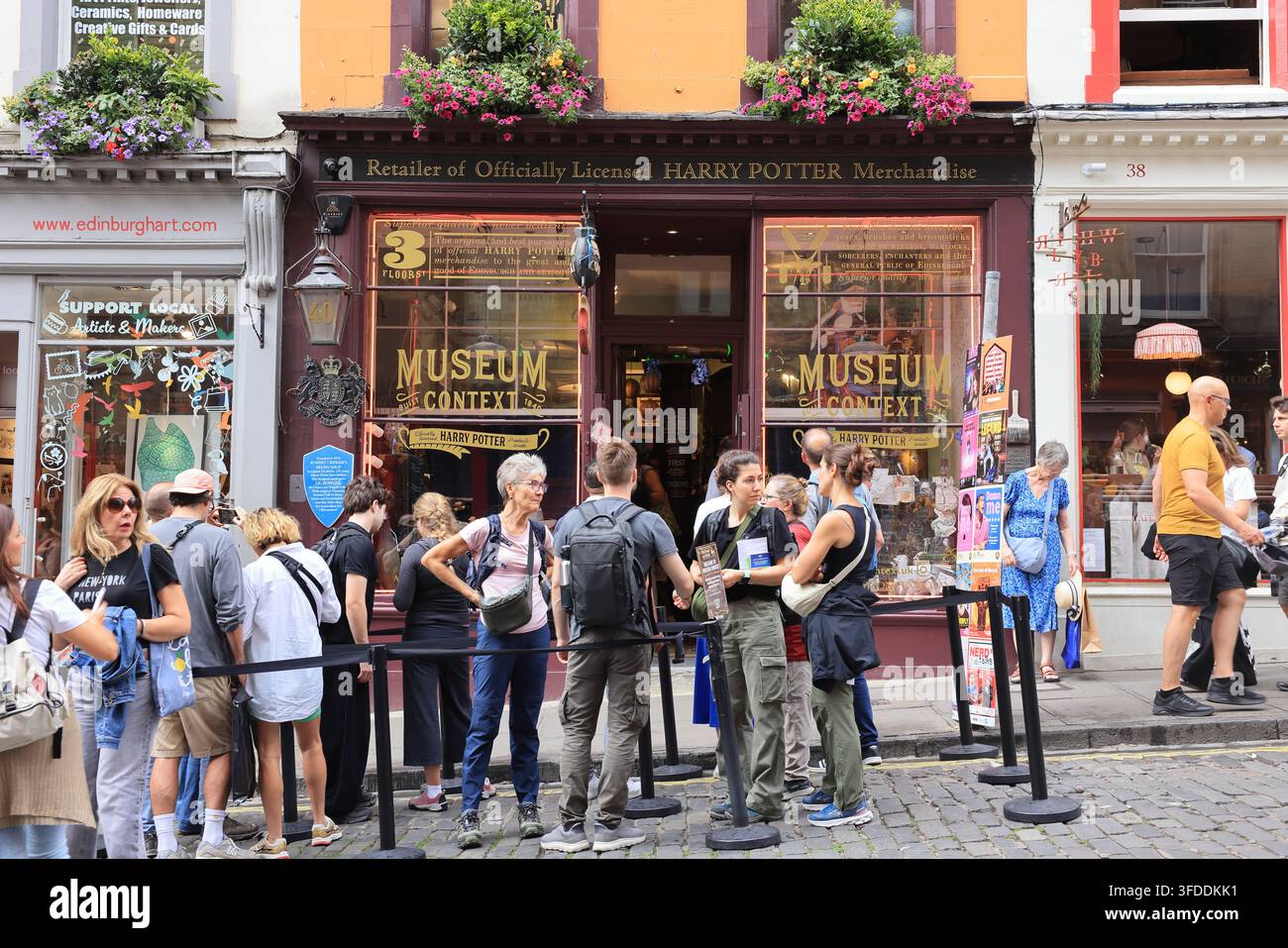 Victoria Street à Édimbourg, réputée être l'inspiration de JK Rowling pour Diagon Alley dans ses livres Harry Potter et un incontournable pour les fans, en Écosse. Banque D'Images