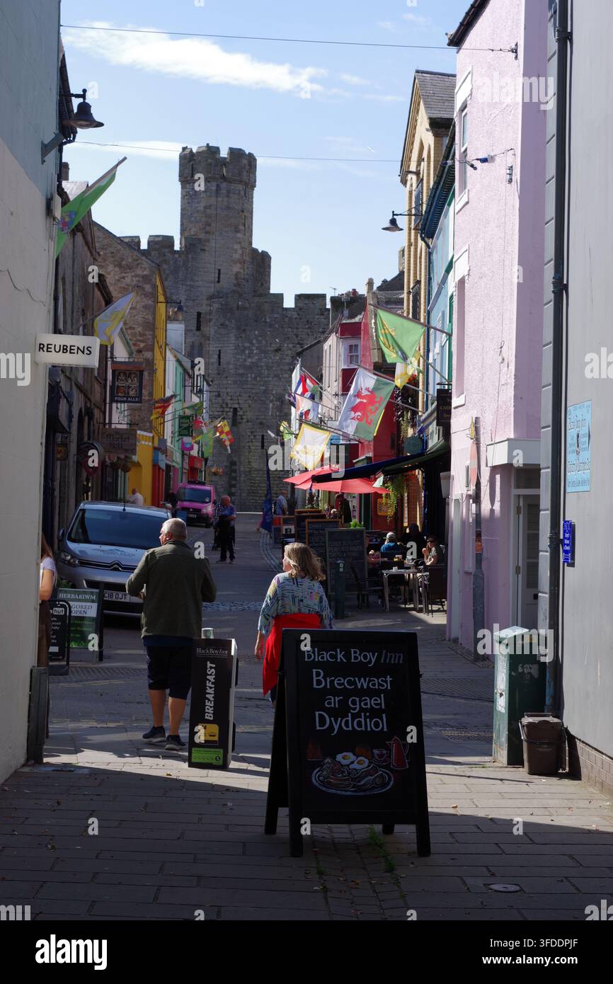 Northgate Street à Caernarfon, dans le nord du Pays de Galles, est une rue historique surtout connue pour son passé coloré et historiquement partie du quartier des lumières rouges de la ville Banque D'Images