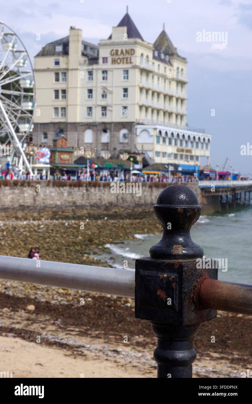 Le Grand Hotel est un hôtel victorien 3 étoiles situé sur la promenade de North Shore à Llandudno, au Pays de Galles. Niché au pied du Great Orme Banque D'Images
