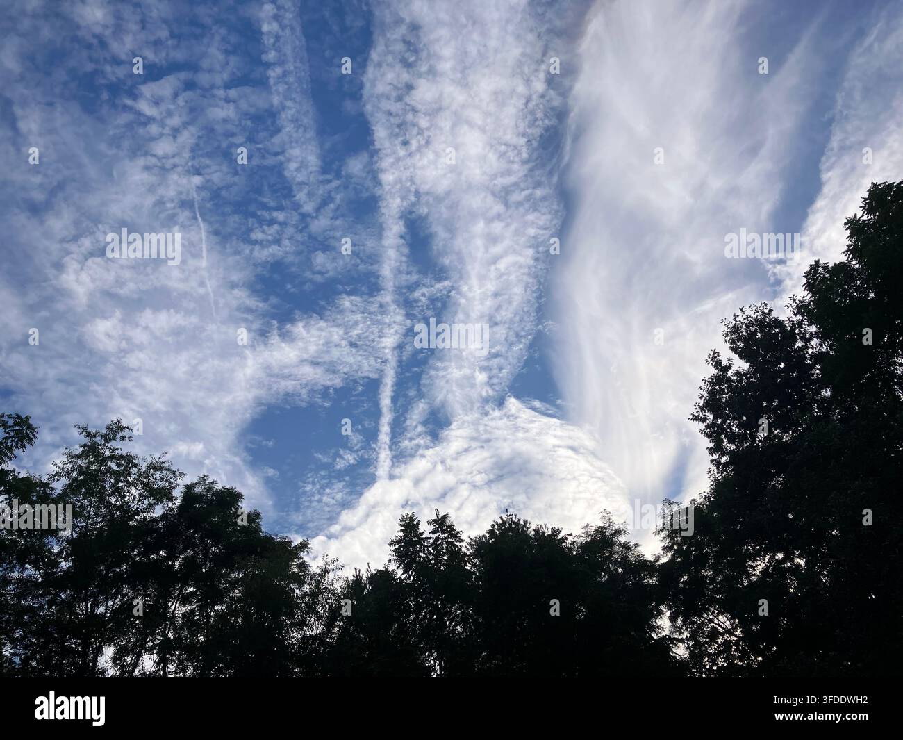 Ciel bleu avec un espace vide Banque D'Images