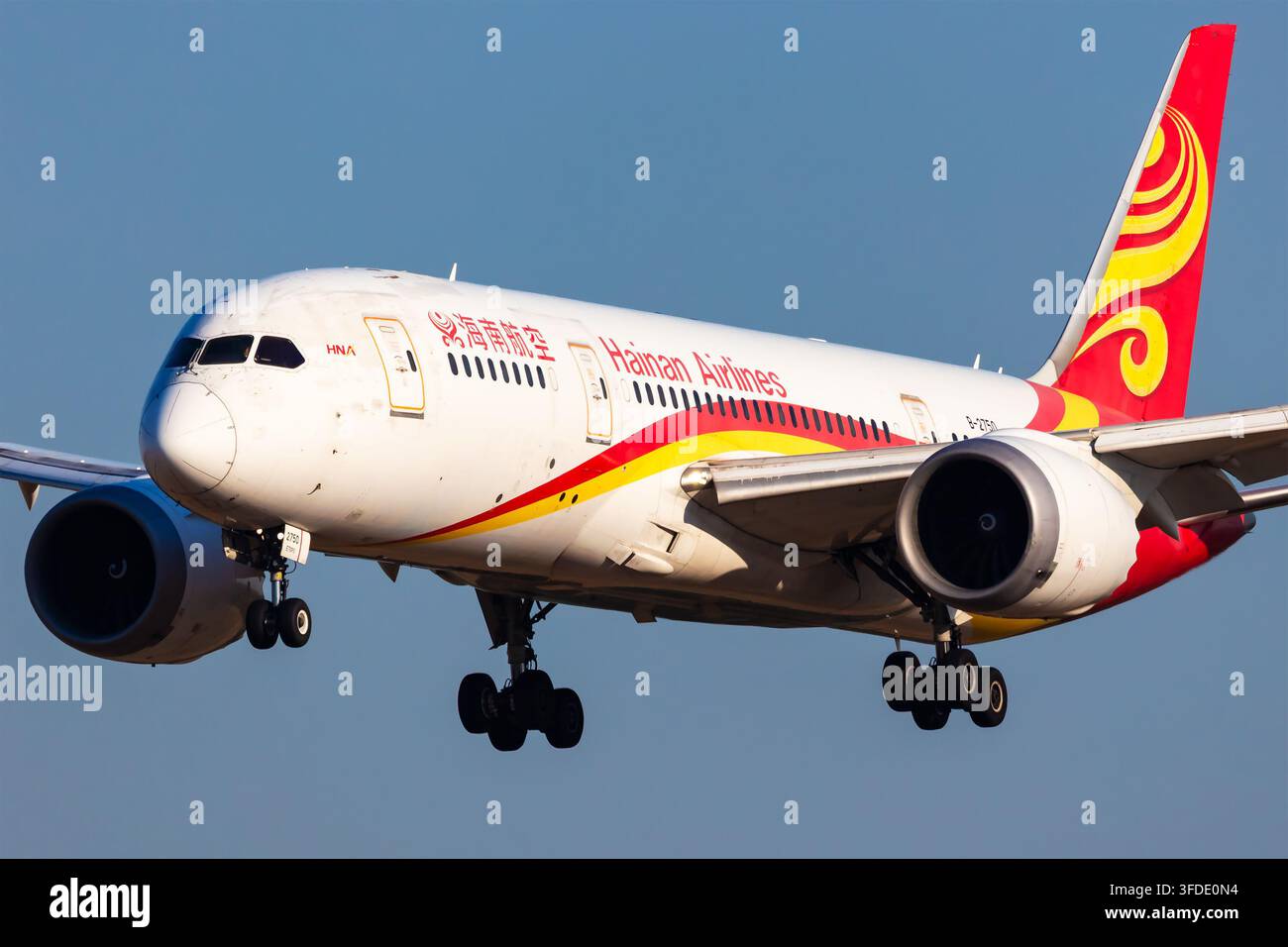 Boeing 787-8 (B-2750) de Hainan Airlines arrivant à l'aéroport international de Vienne le 16 août 2026 à Vienne, Autriche Banque D'Images