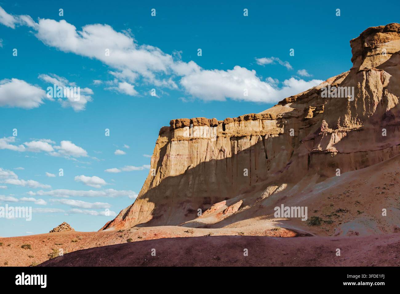 Falaises érodées de Tsagaan Suvarga, la Stupa Blanche, brillant sous une lumière chaude du soir sous un ciel bleu en Mongolie. Banque D'Images