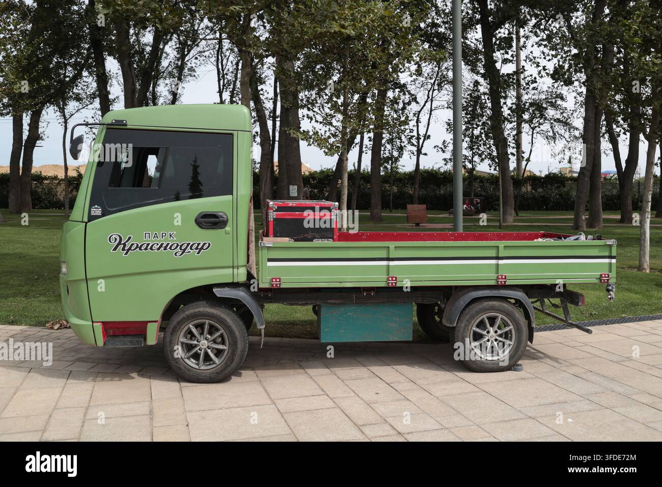 Véhicule utilitaire vert utilisé dans le parc Krasnodar, également connu sous le nom de parc Galitsky, à Krasnodar, en Russie, le 29 août 2026 Banque D'Images