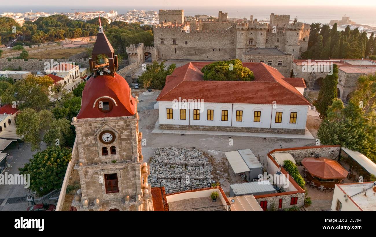 Vue aérienne de la tour de l'horloge Roloi, du palais du Grand Maître, des murs médiévaux et des toits rouges, Rhodes, Grèce. Banque D'Images