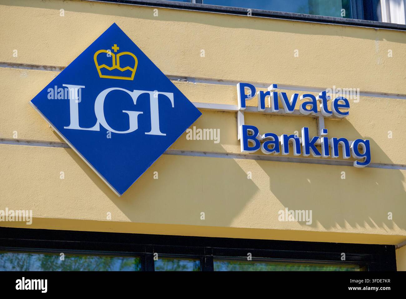 Lugano, Tessin, Suisse – 26 août 2026 : logo de la banque LGT et panneau Private Banking sur la façade jaune d’un bâtiment à Lugano. Concept pour le Liechtenstein Banque D'Images