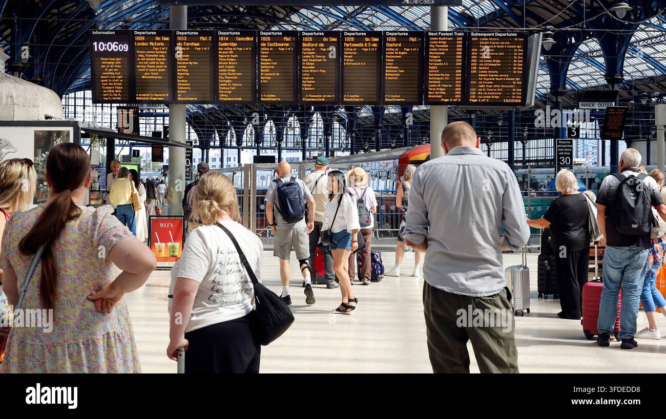 Tableau de départ à la gare de Brighton Banque D'Images