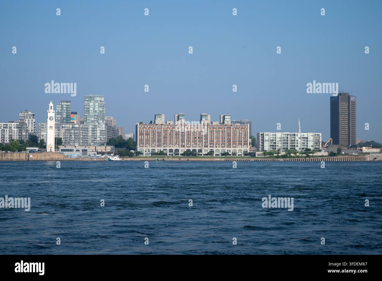 Vue sur la rivière du Vieux-Port de Montréal, Québec, Canada, par une matinée ensoleillée avec un ciel bleu clair Banque D'Images