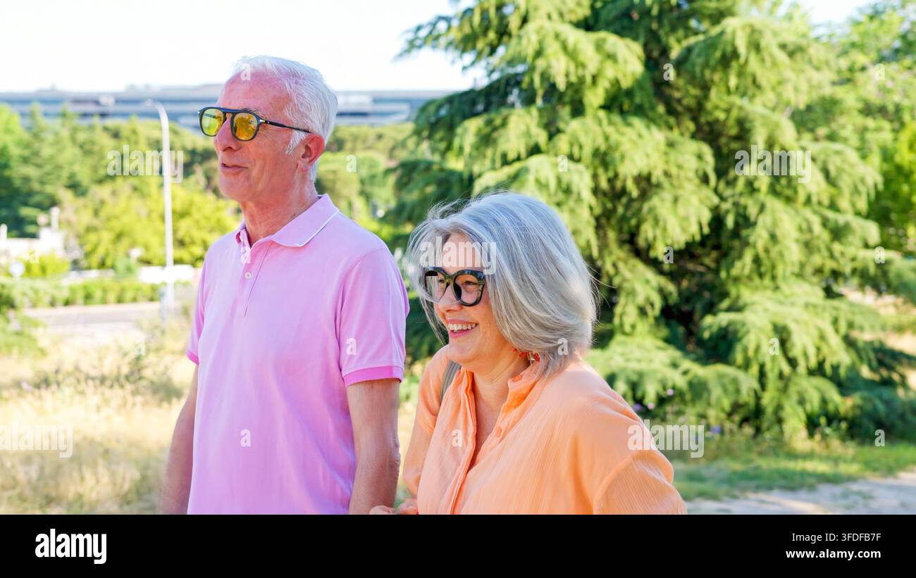 Couple de personnes âgées profitant d'une joyeuse promenade en plein air ensemble Banque D'Images