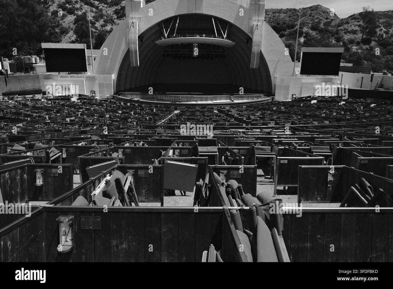 Scène de performance en plein air face à des rangées de chaises vides avant un événement, montrant l'installation du Hollywood Bowl Banque D'Images