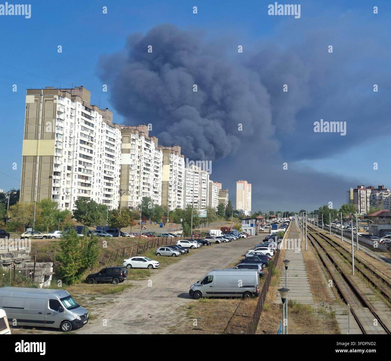 KIEV, UKRAINE - 31 AOÛT 2026 : Un énorme panache de fumée noire s'élève au-dessus de l'horizon d'une zone urbaine à Kiev suite à une frappe visant des entrepôts de distribution alimentaire. Crédit : Mykhailo Prysiazhnyi/Alamy Live News Banque D'Images
