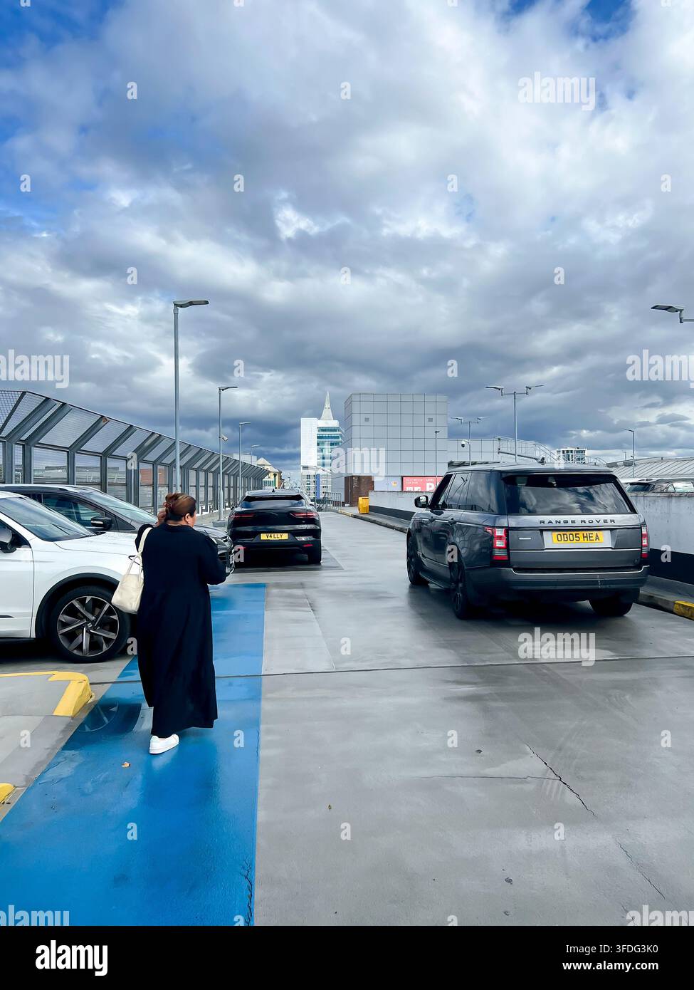 Le niveau supérieur d'un parking à plusieurs étages Banque D'Images