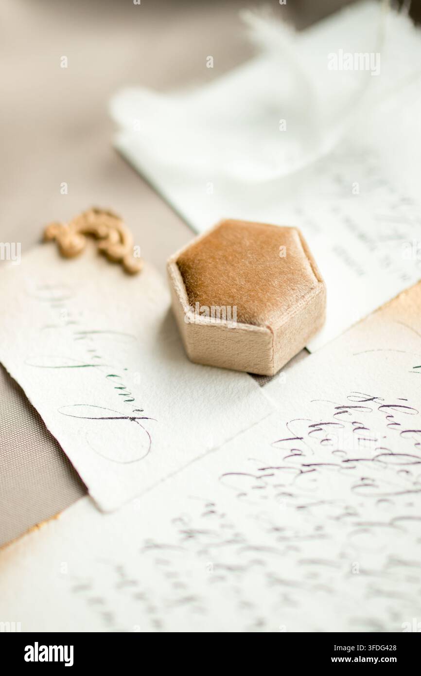 Boîte à bagues en velours élégante sur des lettres manuscrites Banque D'Images