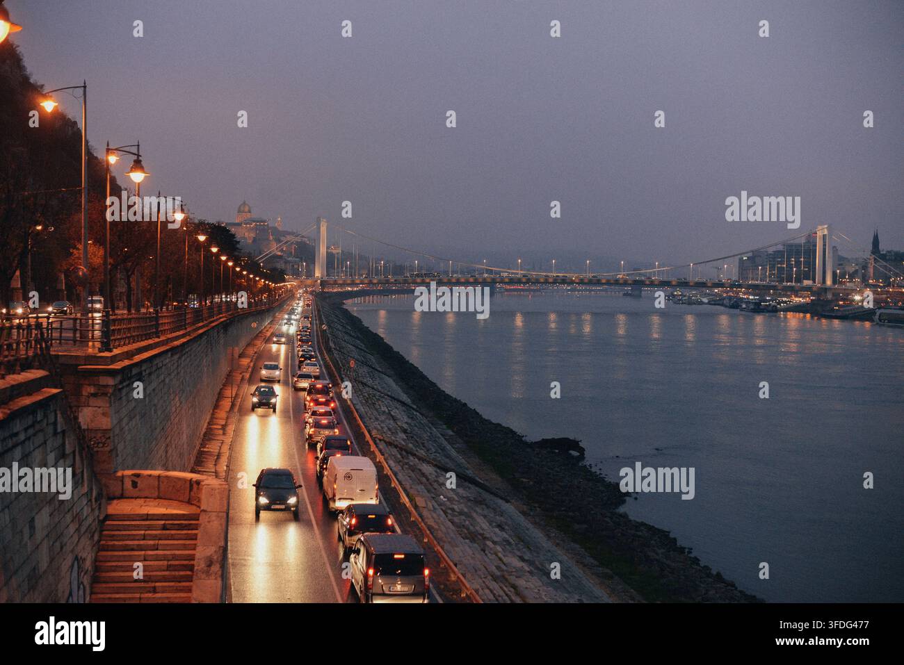Trafic nocturne le long du Danube à Budapest Banque D'Images